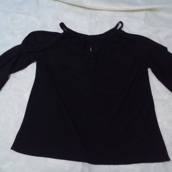 Open shoulder elegant shirt - Picture 2 of 3